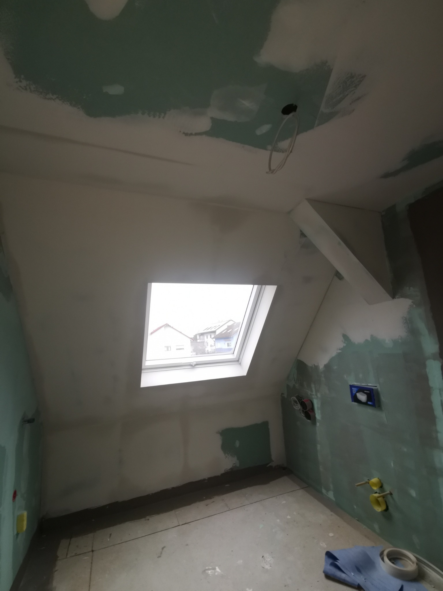 Verspachtelte Gipskartonflächen im Dachgeschoss