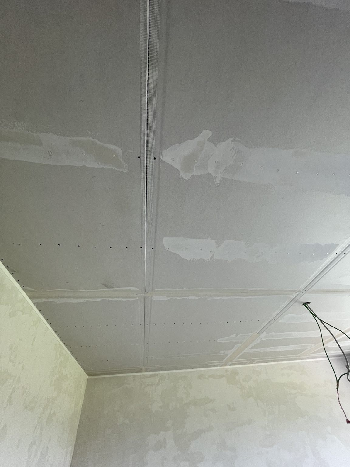 Trockenbaudecke während der Fugenbearbeitung