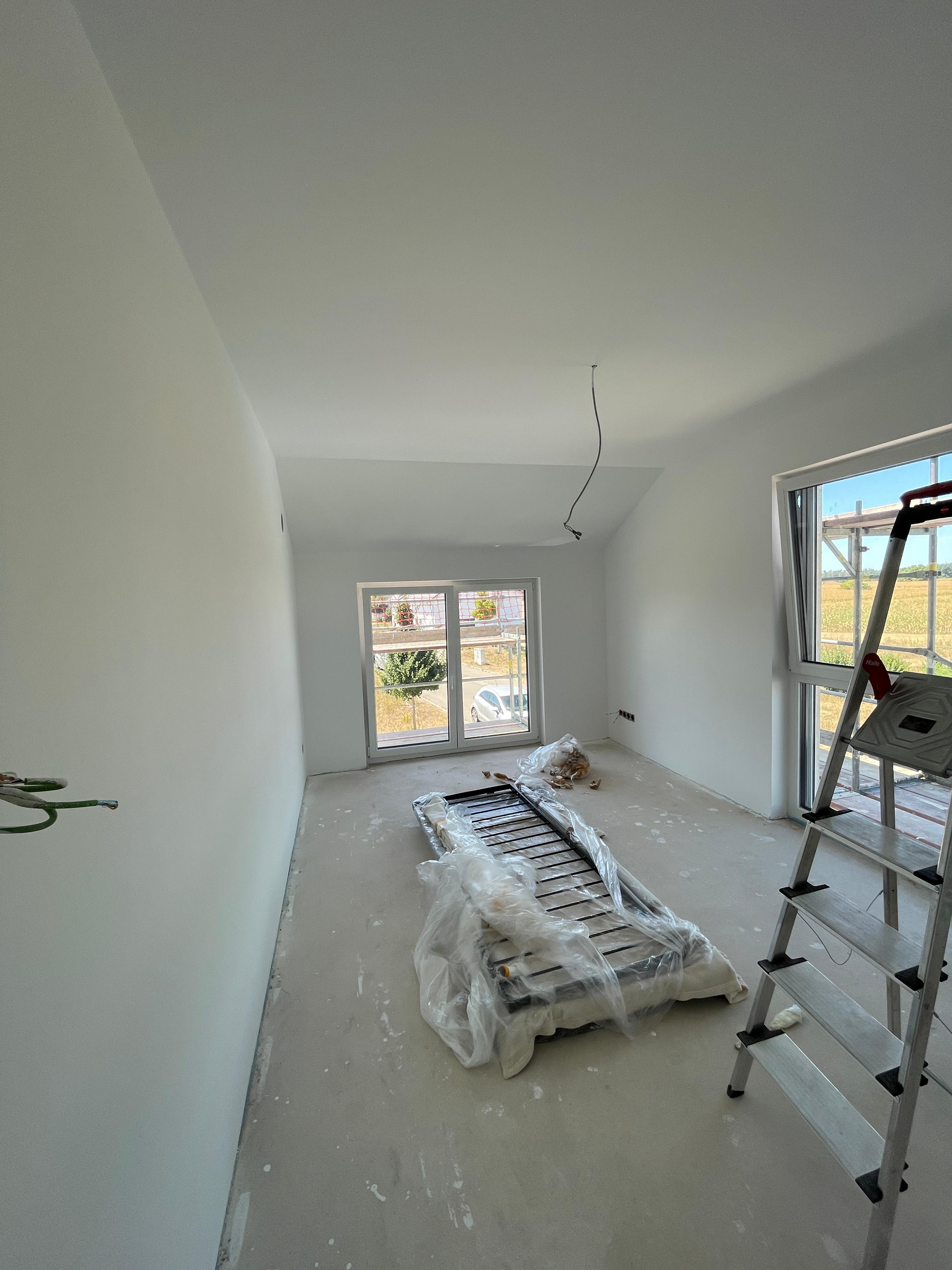 Langer Innenraum mit fertig bearbeiteter Decken- und Wandfläche