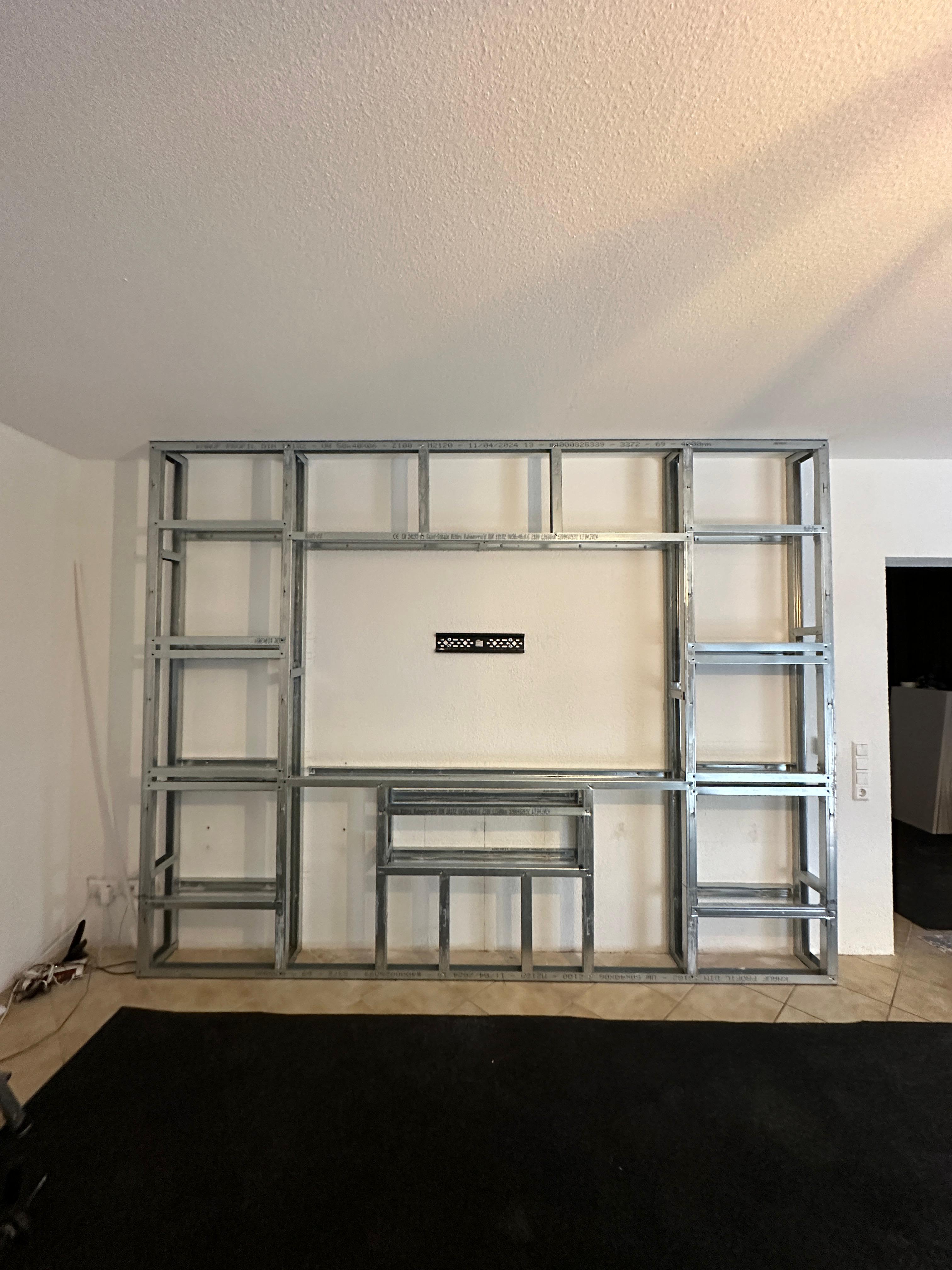 Metallständerwerk für eine individuelle TV-Wand in Trockenbauweise