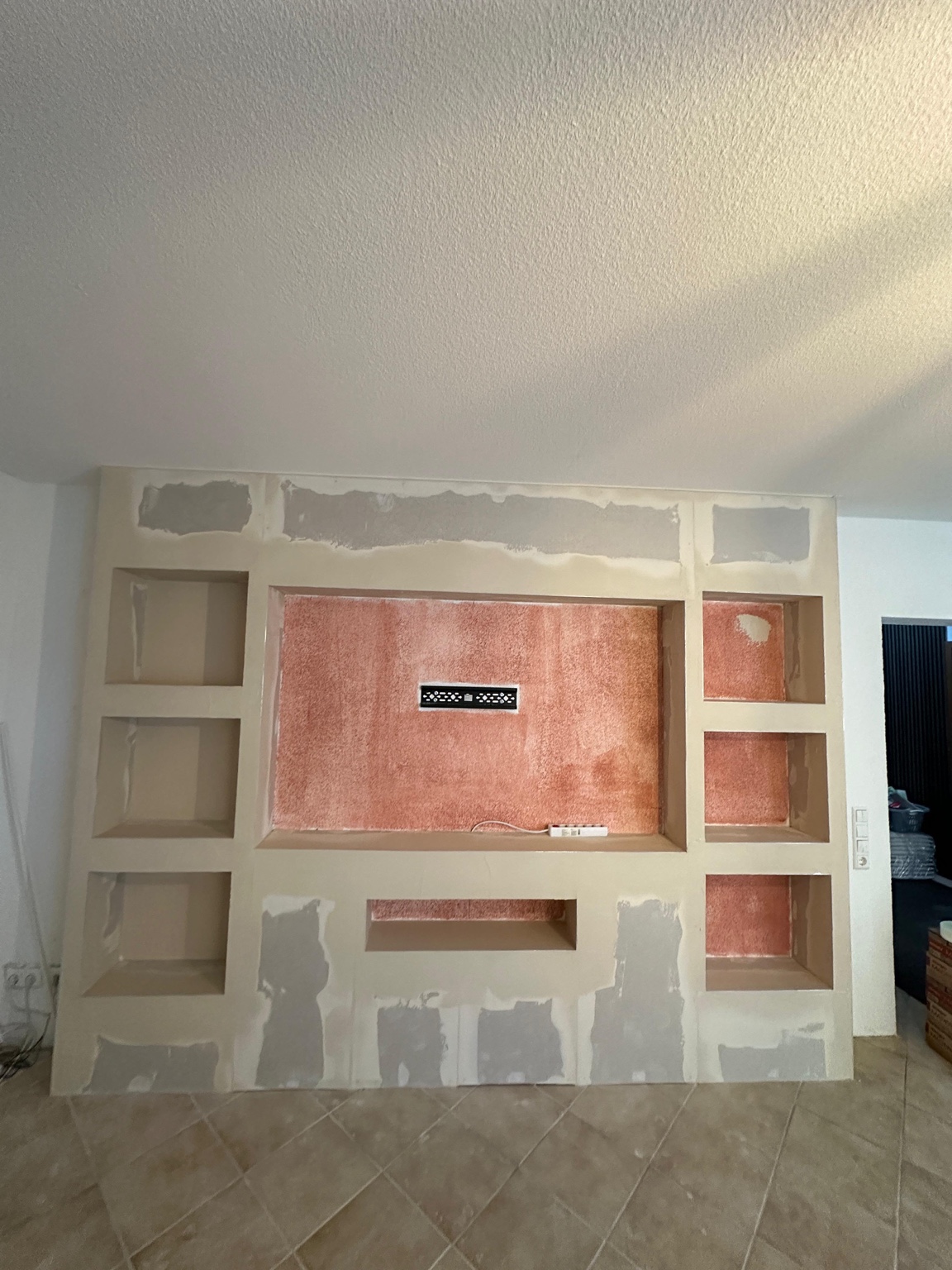 TV-Wand nach der Beplankung mit Gipskarton und während der Spachtelarbeiten