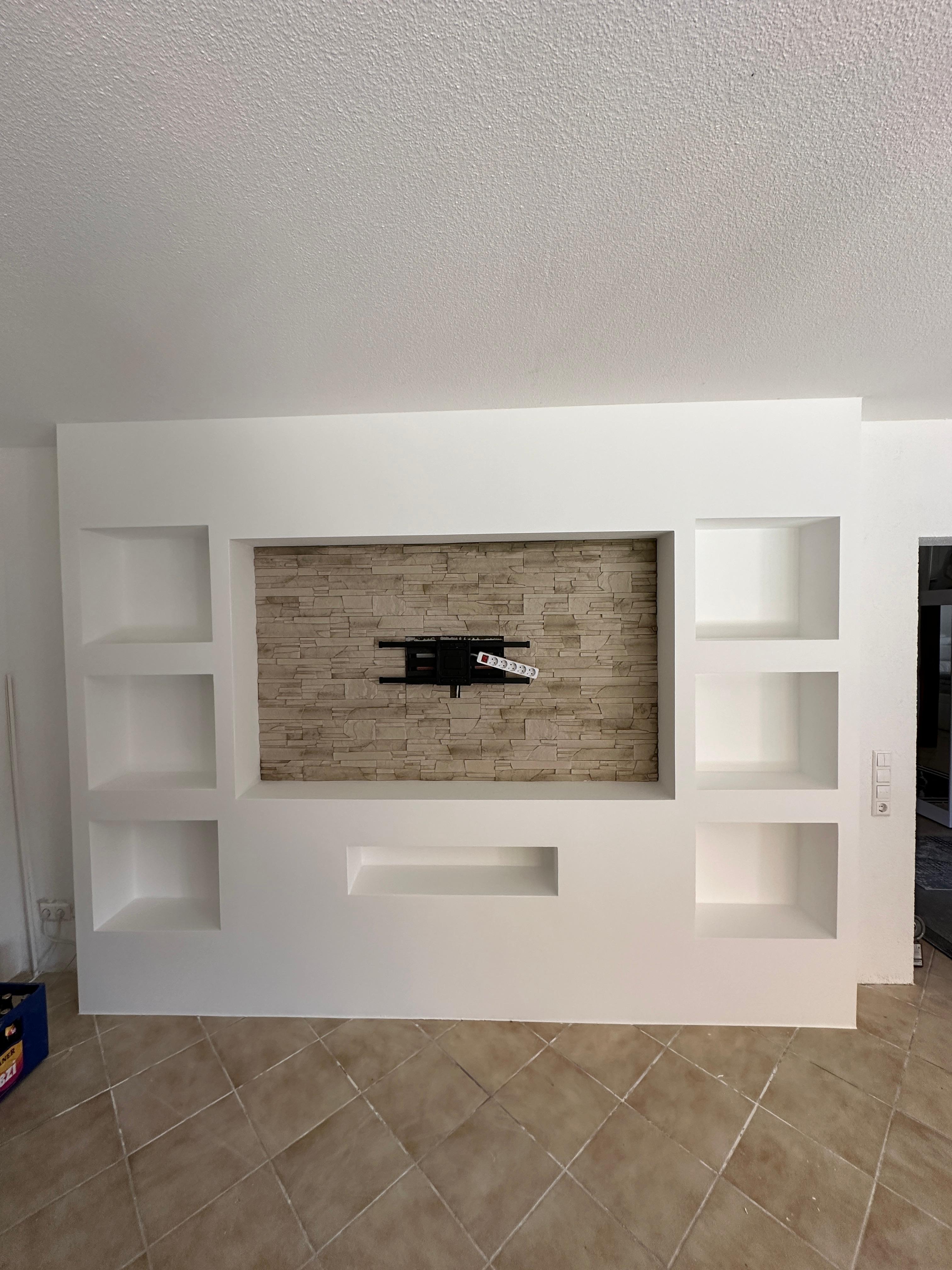 Fertige individuelle TV-Wand mit integrierten Nischen